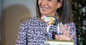 Ana Botín, 65 años, sobre el apellido que heredó: “De pequeña mis padres me grabaron a fuego que no era un regalo, sino una responsabilidad” Ana Botín, 65 años, sobre el apellido que heredó: "De pequeña mis padres me grabaron a fuego que no era un regalo, sino una responsabilidad" imagen-2
