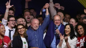 El primer mensaje de Lula tras derrotar a Flávio Bolsonaro en las elecciones de Brasil: “Ganó la democracia sobre la mentira y el negacionismo” imagen-8