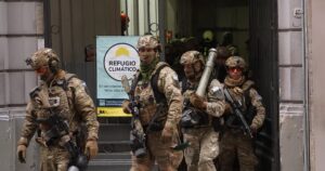 "Te lo mato, te lo mato": el dramático relato de un vecino de la comisaría porteña donde tomaron a un policía de rehén imagen-3