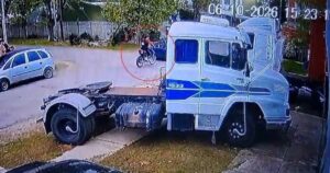 Dos menores que iban en una moto de alta cilindrada están en estado crítico, tras chocar violentamente contra un auto imagen-2