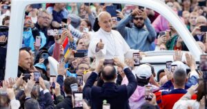 Buenas señales de León XIV: retomó las audiencias y paseó en el papamóvil entre los fieles imagen-4