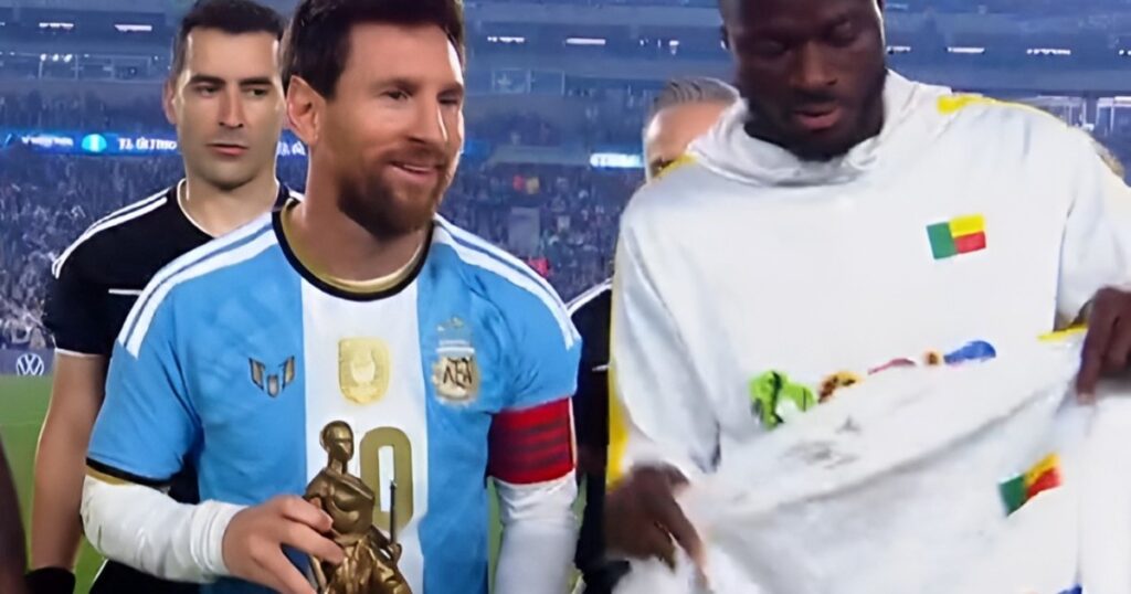 Los gestos de Benín: regalo a Messi y "el que no salta es un inglés" junto a la hinchada argentina imagen-5
