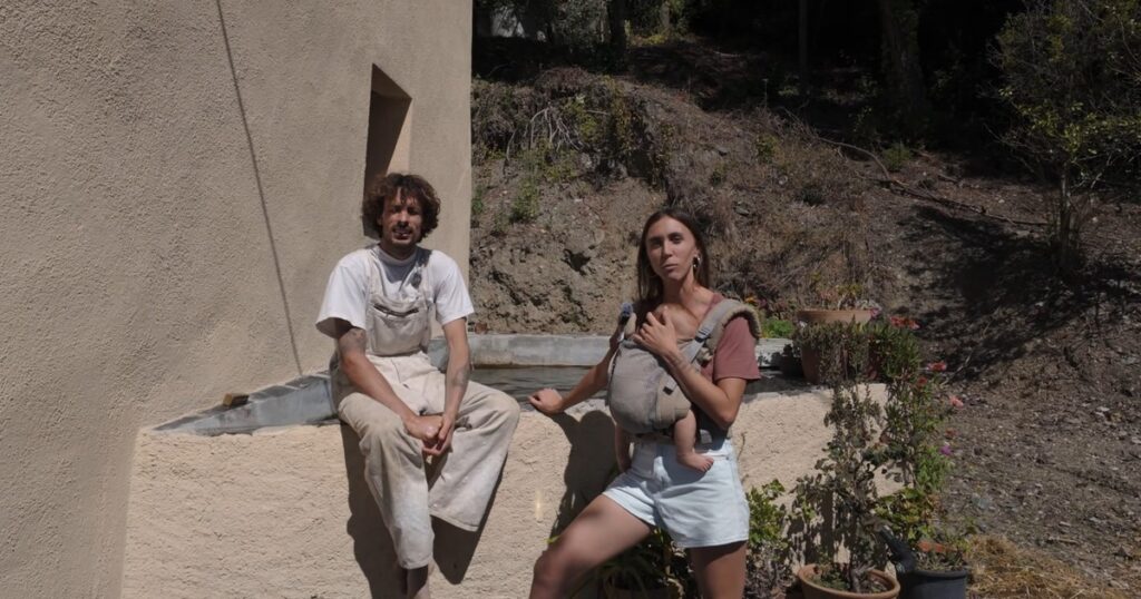 Paula y Álex dejaron la vida urbana para vivir en una masía en el monte: "Verduras apenas compramos porque todo lo que consumimos es de huerto" imagen-106