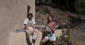 Paula y Álex dejaron la vida urbana para vivir en una masía en el monte: "Verduras apenas compramos porque todo lo que consumimos es de huerto" imagen-2