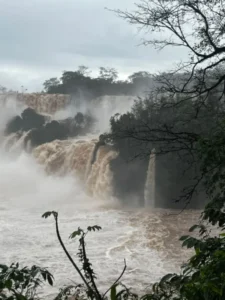 Los ríos Iguazú y Paraná registran una leve baja, pero el puerto de Iguazú sigue cerrado imagen-1