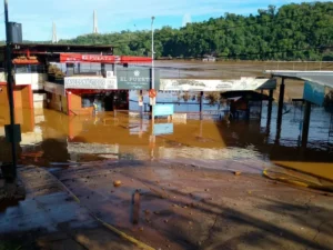 Bajó el río Iguazú y habilitaron la ruta 103, pero continúan cerrados diez pasos fronterizos imagen-1