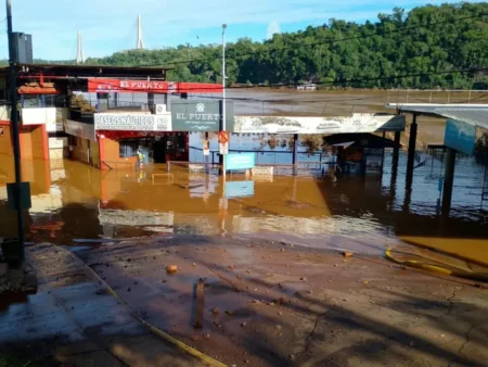 Bajó el río Iguazú y habilitaron la ruta 103, pero continúan cerrados diez pasos fronterizos imagen-5