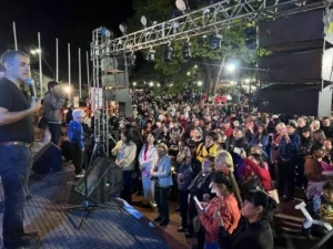 Puerto Esperanza celebró a las madres con un multitudinario festival popular en la Plaza Central Puerto Esperanza celebró a las madres con un multitudinario festival popular en la Plaza Central imagen-2