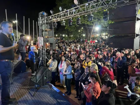 Puerto Esperanza celebró a las madres con un multitudinario festival popular en la Plaza Central Puerto Esperanza celebró a las madres con un multitudinario festival popular en la Plaza Central imagen-6