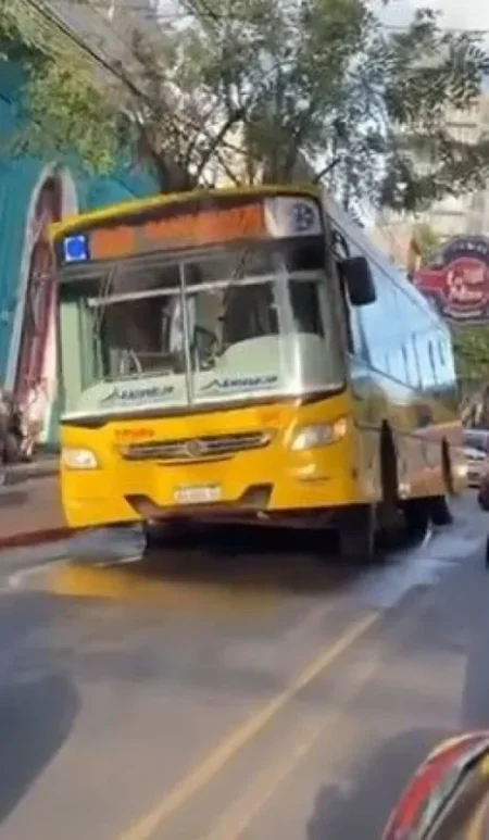 Colectivo quedó atascado en Posadas y complicó el tránsito en pleno centro imagen-12