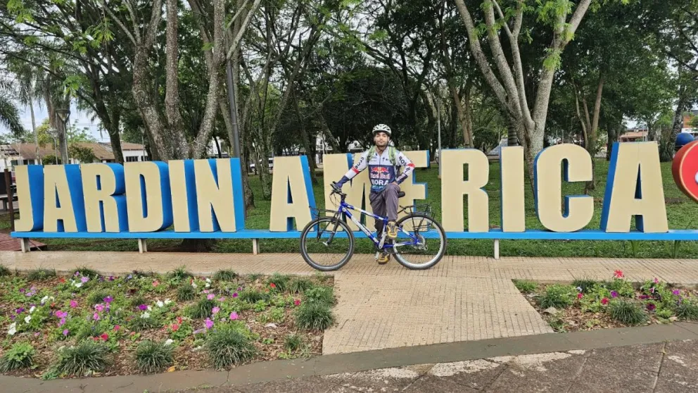 Un colombiano recorrió miles de kilómetros en bicicleta y llegó a Misiones imagen-5