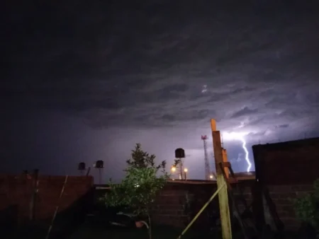 Vuelo de Aerolíneas tuvo que ser desviado a Resistencia por la fuerte tormenta eléctrica en Posadas imagen-14