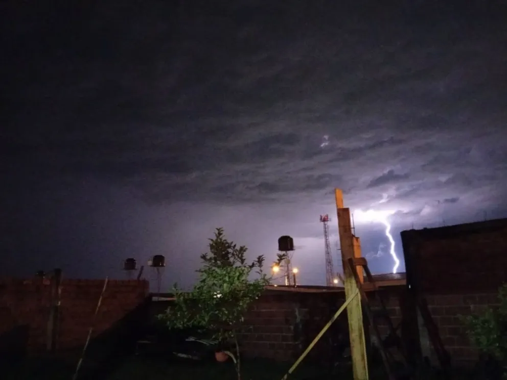 Vuelo de Aerolíneas tuvo que ser desviado a Resistencia por la fuerte tormenta eléctrica en Posadas imagen-5