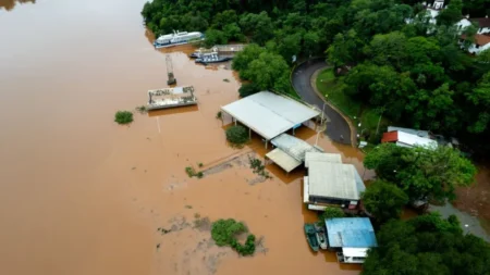 Los ríos Iguazú y Paraná bajan lentamente, pero continúa la alerta en la triple frontera imagen-12