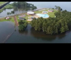 El lago Urugua-í crece por las intensas lluvias y el Parque Acuático de Puerto Libertad quedó rodeado de agua El lago Urugua-í crece por las intensas lluvias y el Parque Acuático de Puerto Libertad quedó rodeado de agua imagen-2