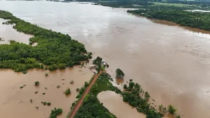 El caudal del Paraná desciende, pero los pasos fronterizos de Corpus, Jardín América y Leoni seguirán cerrados imagen-2