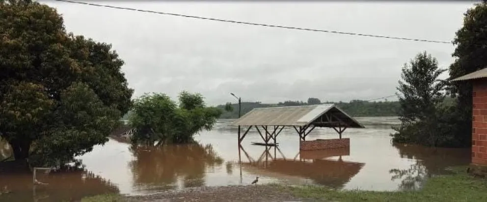 Crecida del Paraná en Puerto Leoni, quinchos inundados y cruce a Edelira cerrado Crecida del Paraná en Puerto Leoni, quinchos inundados y cruce a Edelira cerrado imagen-5
