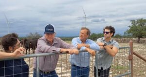 Hace ocho años, un ganadero del oeste de Texas instaló siete turbinas eólicas en su rancho: los ingresos generados estabilizaron su explotación de ovejas y cabras imagen-2