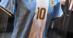 Video: el Museo River ya tiene la camiseta de Messi firmada por el 10 imagen-1