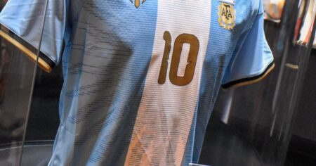 Video: el Museo River ya tiene la camiseta de Messi firmada por el 10 imagen-16