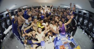 Maracanazo xeneize: las fotos y la intimidad de los festejos de Boca en el vestuario imagen-2