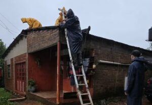 Intensifican los operativos de asistencia a las familias afectadas por el temporal en distintas localidades de la provincia imagen-4
