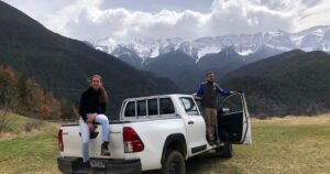 Claudia (26 años) y Bernat (31 años) tienen una granja de cabras en los Pirineos: “Cada vez menos personas se quieren dedicar a esto y es un trabajo que te enraíza al territorio y a la vida” imagen-2