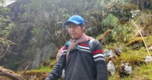 Narciso Cóndor sobrevive en una cueva de los Andes: "Ahí me quedo cuando voy a ver los animales de mi padrino" imagen-1