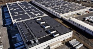 En 2022, Amazon cerró sus sistemas solares en tejados de EE. UU. tras seis incidentes críticos en instalaciones solares de Norteamérica; una auditoría global posterior encontró 259 problemas importantes imagen-4