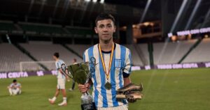 Aprendió a definir con Maradona y quebró un récord de Lautaro Martínez: la joya que ilusiona a Racing a pesar de la crisis futbolística imagen-1